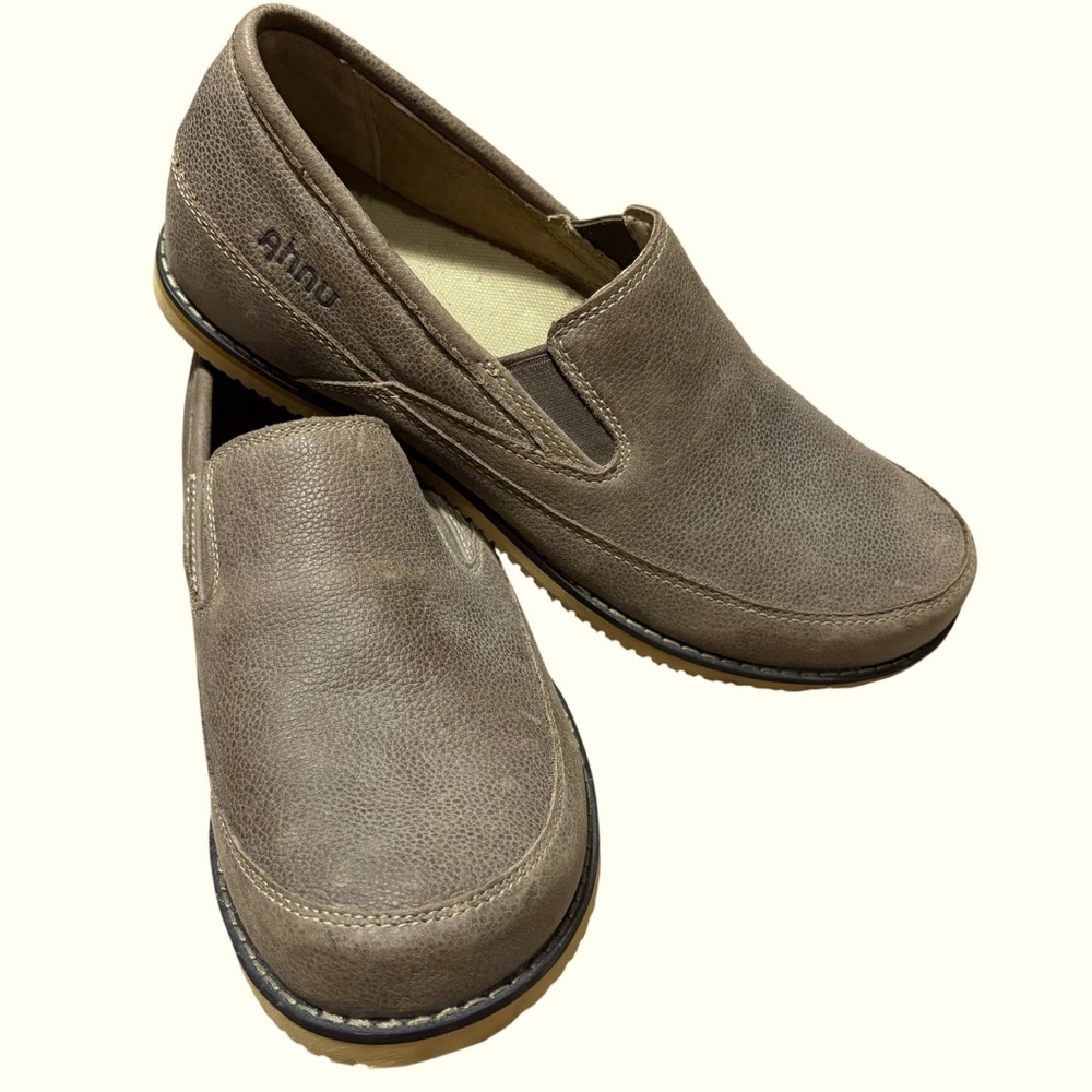 AHNU | Brown Leather Slip On Vibram Evaflex Loafers size 11 Contrast Stitch NEW - Picture 2 of 13